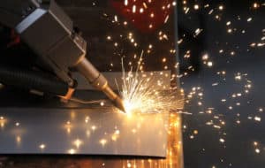 Laserrengörare i arbete.