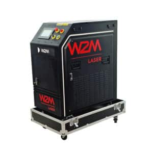 Kuitulaser-puhdistuslaite, joka on musta laatikko, jossa muutama iso painike ja sivussa lukee W2M laser.