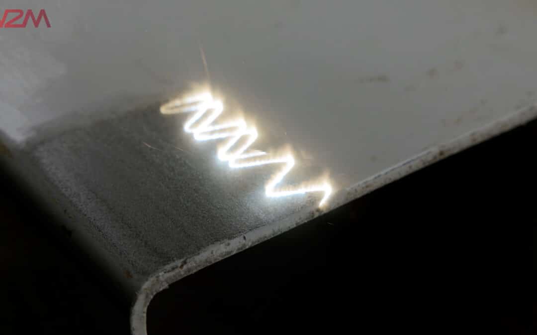 Lasersäde puhdistaa metallipinnan kapeaa aluetta.
